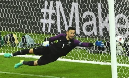 Le gardien français Hugo Lloris encaisse un but  de l'Islandais Birkir Bjarnason, en quart de finale de l'Euro, le 3 juillet 2016 au Stade de France