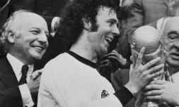 7 juillet 1974: Franz Beckenbauer, capitaine de la RFA, reçoit la coupe du monde aprÚs la victoire allemande en finale à Munich contre les Pays-Bas.
