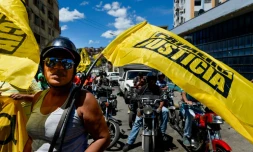 Des opposants défilent en moto à Caracas, le 4 août 2016