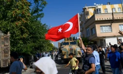 Passage dans la ville turque d'Akcakale de combattants syriens soutenus par Ankara et se dirigeant vers la ville syrienne de Tal Abyad, le 10 octobre 2019