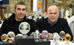 Stéphane Neumager et son père Yves Neumager dans leur entreprise Les Verreries de Bréhat sur l'île de Bréhat le 8 février 2018