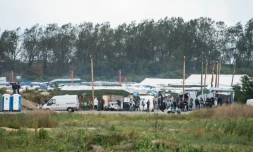 Des migrants à l'entrée de la "Jungle" de Calais, le 21 octobre 2016