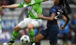 La joueuse du PSG Marie-Antoinette Katoto (d) à la lutte avec Anna Blasse de Wolfsburg en demi-finales retour de la Ligue des champions à Charléty, le 26 avril 2015
