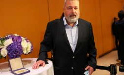 Dmitri Mouratov, rédacteur en chef russe du journal d'investigation indépendant Novaïa Gazeta, pose avec sa médaille de prix Nobel de la paix mise en vente au profit des enfants ukrainiens déplacés par la guerre, à New York, le 20 juin 2022