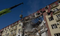 Un immeuble résidentiel ravagé par une frappe russe à Odessa, qui a fait trois morts dont un enfant, le 6 avril 2026  