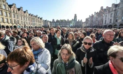 Une foule se rassemble sur la Gand'Place Ă Arras pour rendre hommage Ă Dominique Bernard, le 15 octobre 2023