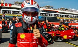 La joie du Monégasque Charles Leclerc (Ferrari), auteur de la pole position, lors des qualifications pour le Grand Prix de France de Formule 1, le 23 juillet 2022 sur le circuit Paul Ricard du Castellet
