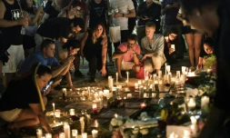 Fleurs et bougies déposées devant le Pulse en hommage aux victimes de la fusillade le 13 juin 2016 à Orlando