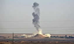 De la fumée s'élève du village syrien de Hisha, à quelque 40 kilomètres de Raqa après des bombardements aériens menés par la coalition le 9 novembre 2016