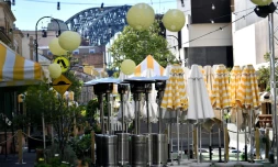 Le quartier généralement très fréquenté de "The Rocks", à Sydney, le 26 juin 2021, alors que la ville australienne entame un confinement de deux semaines après l'apparition de cas de variant Delta du Covid 