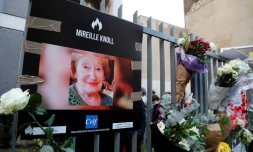 Une photo de  Mireille Knoll accrochée en sa mémoire sur le portail de l'immeuble où elle habitait, à Paris le 28 mars 2018