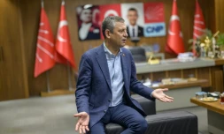 Özgür Özel, le chef du Parti républicain du peuple (CHP), principale force de l'opposition turque, lors d'un entretien avec l'AFP, le 9 avril 2025 à Istanbul