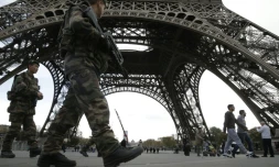 Soldats du plan Vigipirate en patrouille le 16 novembre 2015 sous la Tour Eiffel à Paris