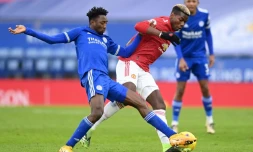 Le milieu de Leicester Wilfred Ndidi (g) à la lutte avec celui de Manchester United Paul Pogba, le 26 décembre 2020 à Leicester