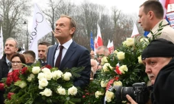Le président du conseil européen Donald Tusk lors d'un  dépôt de gerbe au monument du maréchal Jozef Pilsudski, père de l'indépendance polonaise, à Varsovie, le 11 novembre 2018