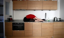 Mathilde Tutiaux, une danseuse du cabaret le Moulin Rouge s'entraĂźne chez elle, le 8 avril 2020 Ă Paris