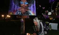 Des fans allument des bougies devant Paisley Park, la résidence de Prince, le 21 avril 2016 à Minneapolis