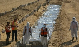 Des travailleurs préparent une fosse commune pour des Palestiniens dans un cimetiÚre de Khan YounÚs, dans le sud de la bande de Gaza, le 10 Novembre 2025.