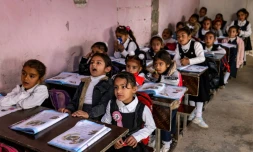 Des élÚves suivent un cours dans une salle de classe d'une école située dans le centre de l'Irak, le 10 mars 2024