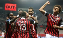 La joie des Nicois, après le 2e but marqué par le défenseur Melvin Bard à domicile face à Brest, lors de la 9e journée de Ligue 1, le 2 octobre 2021 à l'Allianz Riviera 