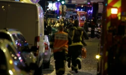 Les secours se précipitent vers le Bataclan le 13 novembre 2015 à Paris