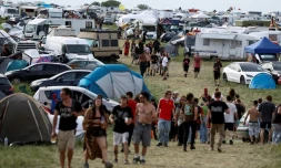 Des participants à la free party à Cornusse, dans le Cher, le 2 mai 2026