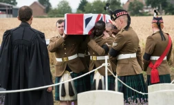 Des soldats écossais portent le cercueil de John Morrison à Cuinchy, le 27 juillet 2016