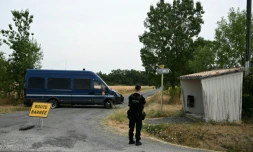 Un gendarme monte la garde sur une route barrée menant au site des recherches pour retrouver le corps de Delphine Jubillar, disparue en décembre 2020, à Villeneuve-sur-Vère, le 16 juillet 2026 dans le Tarn