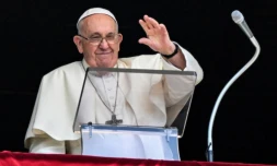 Le pape François salue la foule depuis la fenĂȘtre du palais apostolique lors de la priĂšre hebdomadaire de l'AngĂ©lus, le 30 juillet 2023 au Vatican