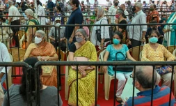 File d'attente dans un centre de vaccination Ă Bombay le 27 avril 2021