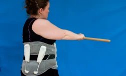 Une femme essaye un exosquelette expérimental dans un hôpital de Lille (nord), le 22 juin 2017