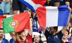 Une supportrice portugaise et un supporteur français lors de la finale de l'Euro-2016, le 10 juillet au Stade de France