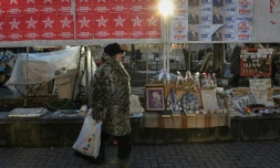 Une femme passe devant des affiches électorales à Chisinau le 13 février 2019