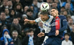 Duel aérien entre le Marseillais Amine Harit (g) et le Parisien Achraf Hakimi, à Marseille, le 31 mars 2024