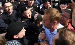 L'opposant russe Alexeï Navalny interpellé lors d'une manifestation anti-POutine à Moscou, le 5 mai 2018