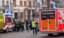 La police et les secours sur les lieux oĂč un "conducteur fou" a fauchĂ© plusieurs passants Ă TrĂšves, en Allemagne, le 1er dĂ©cembre 2020