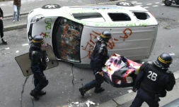 Une camionnette vandalisée à Paris pendant la manifestation des "antifascistes" à la mémoire du militant d'extrême gauche Clément Méric le 4 juin 2016