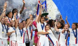 La capitaine de l'Olympique Lyonnais Wendie Renard soulève au milieu de ses coéquipières le Trophée de la Ligue des champions remporté contre le FC Barcelone, le 21 mai 2022  