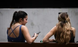 Deux jeunes filles sur leur téléphone à Sydney, le 7 novembre 2024