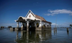 Une chapelle au milieu des eaux de la baie de Sitio Pariahan, à Bulacan (Philippines) le 11 janvier 2019