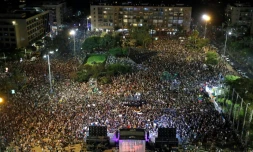 Des manifestants rassemblés sur la place Yitzhak Rabin à Tel-Aviv pour manifester contre une loi interdisant la GPA aux couples gays, le 22 juillet 2018