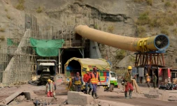 Des ouvriers chinois et pakistanais s'activent pour bùtir une centrale hydroélectrique dans la région de Muzaffarabad, (Cachemire pakistanais), le 1er novembre 2017