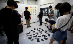 Des visiteurs regardent des oeuvres exposées dans la galerie d'art Same où le vol des oeuvres est permis, le 9 juillet 2020 à Tokyo 