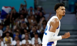 Le basketteur français Victor Wembanyama réagit aprÚs avoir marqué lors des Jeux Olympiques de Paris 2024 au stade Pierre-Mauroy à Villeneuve-d'Ascq, dans le nord de la France, le 2 août 2024