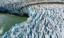 Vue aérienne du glacier Apuslajik, près de Lulusuk, le 17 août 2019 au Groenland
