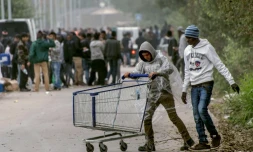Des jeunes migrants le 1er novembre 2016 dans la "Jungle" à Calais