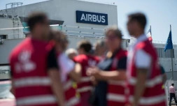 Des salariés d'Airbus réunis devant une usine Airbus, à Montoir-de-Bretagne, le 8 juillet 2020