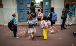Parents et enfants arrivent à l'école primaire Jules Julien à Toulouse, le 22 juin 2020 suite à une réouverture des écoles en France