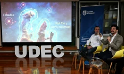 L'astronome chilien Rodrigo Herrera-Camus s'exprime aux côtés de son collègue espagnol Sergio Martin lors de la présentation d'images prises par le radiotélescope le plus puissant au monde du centre astronomique Alma, à l'Université de Concepcion, à Santiago, le 1er juillet 2025
