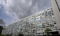 L'immeuble Mouchotte, conçu par l'architecte français Jean Dubuisson et inauguré en 1966 dans le cadre du projet de rénovation urbaine Maine-Montparnasse, le 5 avril 2026 à Paris
